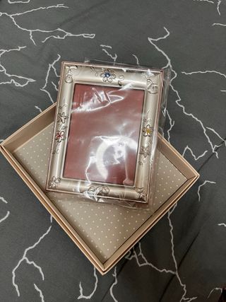 Cornice in argento con decorazioni floreali