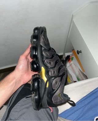 Nike VaporMax Plus Negro y Dorado