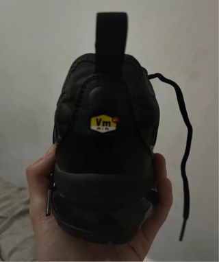 Nike VaporMax Plus Negro y Dorado