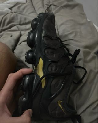 Nike VaporMax Plus Negro y Dorado