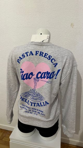 Sudadera gris con corazón rosa
