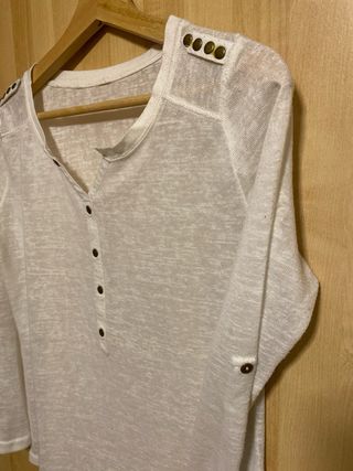 Camiseta blanca manga larga botones hombros