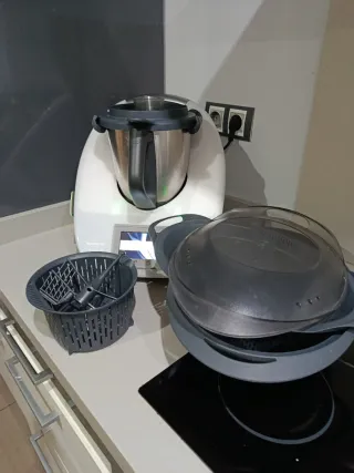 Thermomix TM5 con accesorios y funda