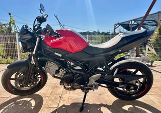 Suzuki SV650 Naked Roja y Negra