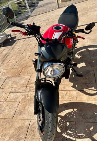Suzuki SV650 Naked Roja y Negra