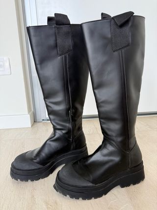 Stivali neri alti virali