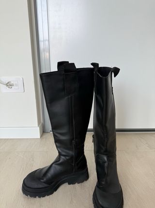 Stivali neri alti virali