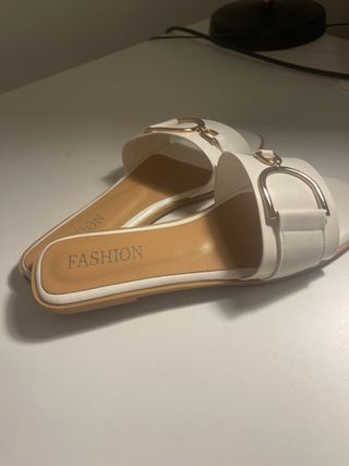 Sandalias SHEIN blancas con detalle dorado