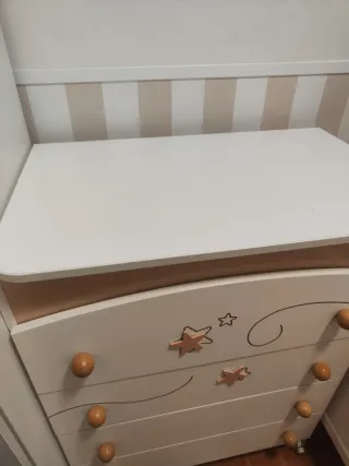 Cómoda infantil con estrellas