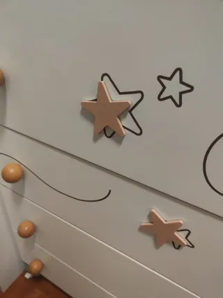 Cómoda infantil con estrellas