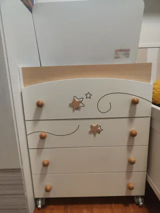 Cómoda infantil con estrellas