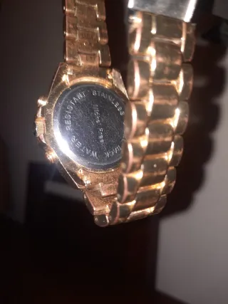 Reloj de pulsera dorado