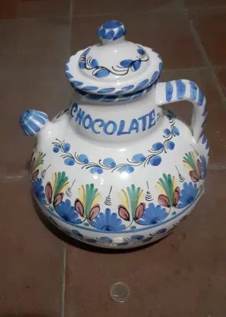 Botija de cerámica decorada.