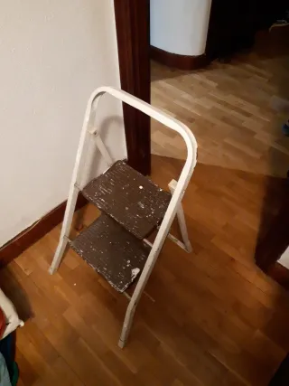 Escalera plegable 4 peldaños+otra de 2 peldaños