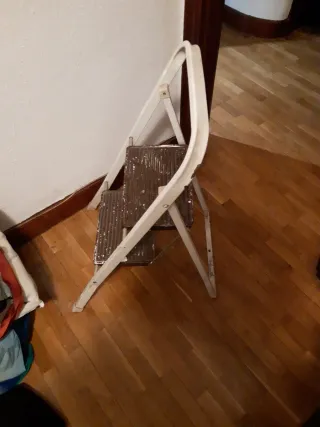 Escalera plegable 4 peldaños+otra de 2 peldaños