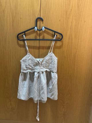 Variedad de tops, monos y vestidos