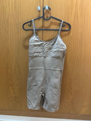 Variedad de tops, monos y vestidos