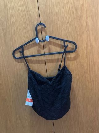 Variedad de tops, monos y vestidos