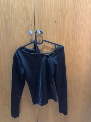 Variedad de tops, monos y vestidos