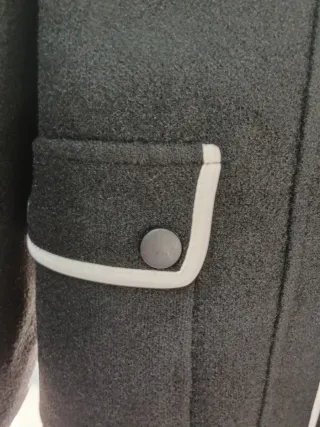 Chaqueta negra con ribete blanco. Muy buena calida