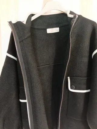 Chaqueta negra con ribete blanco. Muy buena calida