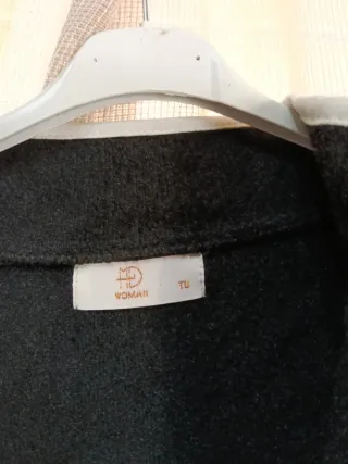 Chaqueta negra con ribete blanco. Muy buena calida