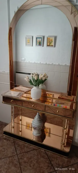 Mueble de entrada espejo dorado y acrílico
