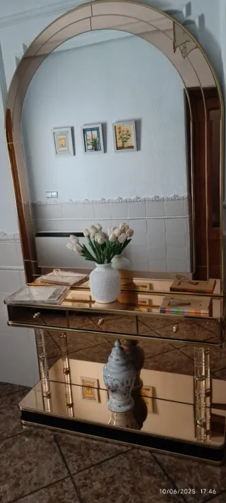 Mueble de entrada espejo dorado y acrílico