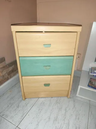 Mesita de noche de madera con cajones