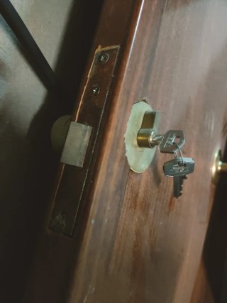 Puerta madera entrada vivienda