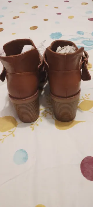 Botines marrones con hebilla