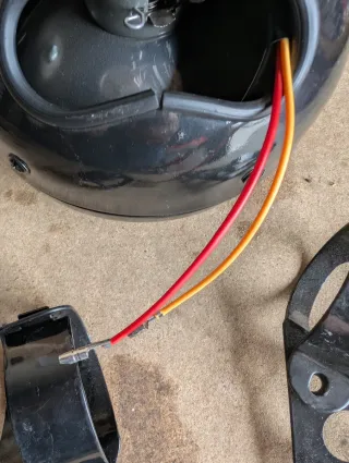 Faro de moto amarillo con rejilla