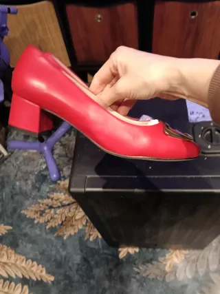 Zapatos de piel ANTEA Mujer Rojo Hebilla Dorada.