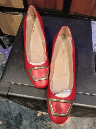 Zapatos de piel ANTEA Mujer Rojo Hebilla Dorada.