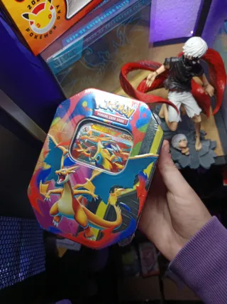 Lata Pokémon Charizard Y