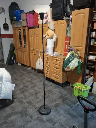 Lámpara de pie Ikea negra y blanca