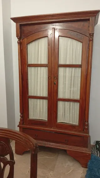 Vitrina de teca con puertas de cristal