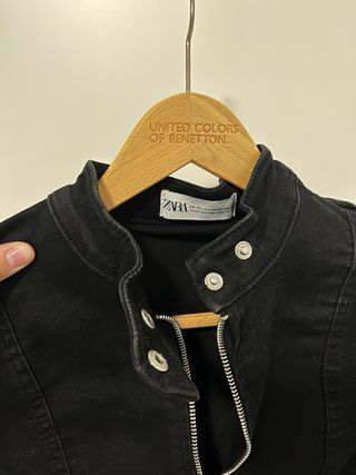 Cazadora vaquera crop top negra