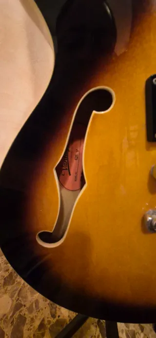 Guitarra Eléctrica Vantage 635V con estuche