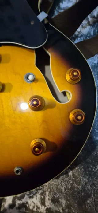 Guitarra Eléctrica Vantage 635V con estuche