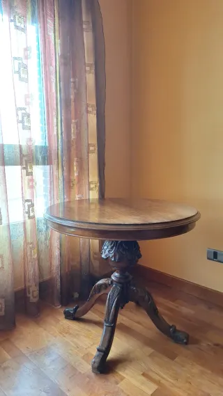 Mesa vintage redonda de madera clásica tallada