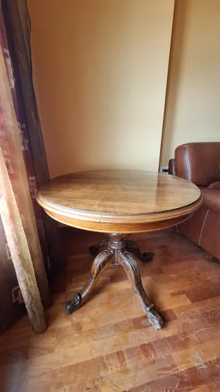 Mesa vintage redonda de madera clásica tallada