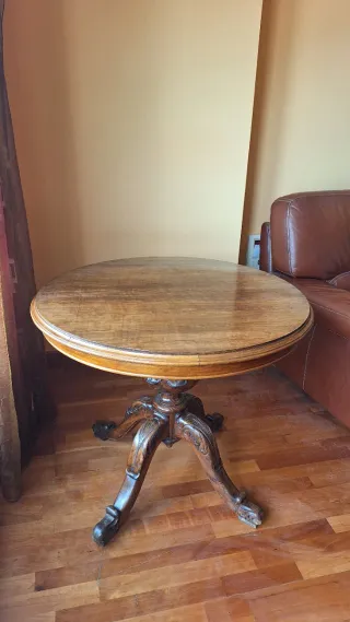 Mesa vintage redonda de madera clásica tallada