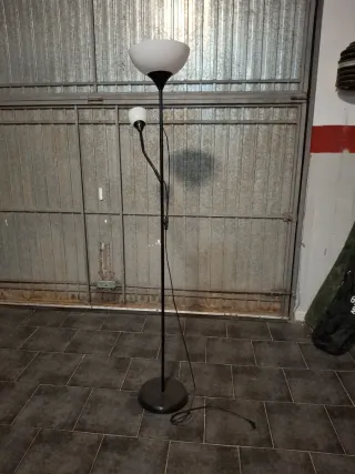 Lámpara de pie Ikea negra y blanca