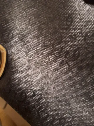 Bolso Guess Gris y Dorado