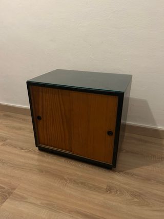 Mesita de noche vintage con repisa de vidrio