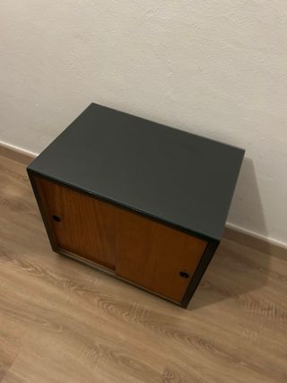 Mesita de noche vintage con repisa de vidrio