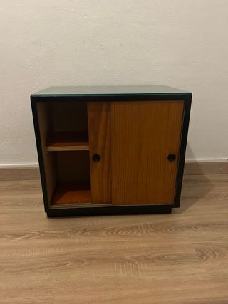 Mesita de noche vintage con repisa de vidrio