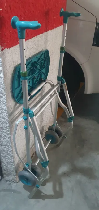 Andador plegable con asiento y ruedas