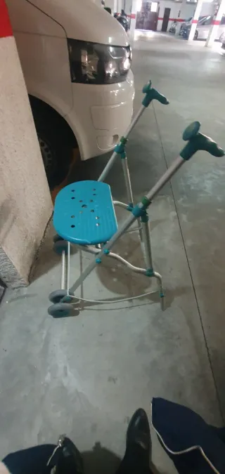 Andador plegable con asiento y ruedas
